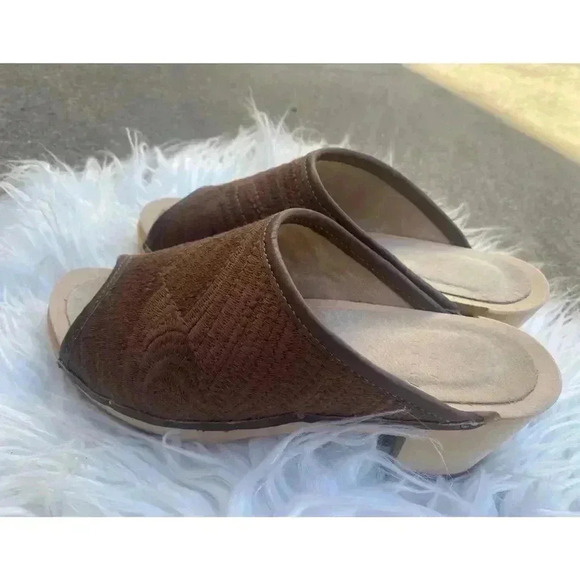 Santa Venetia Shearling Lined Clogs - Picture 2 of 8